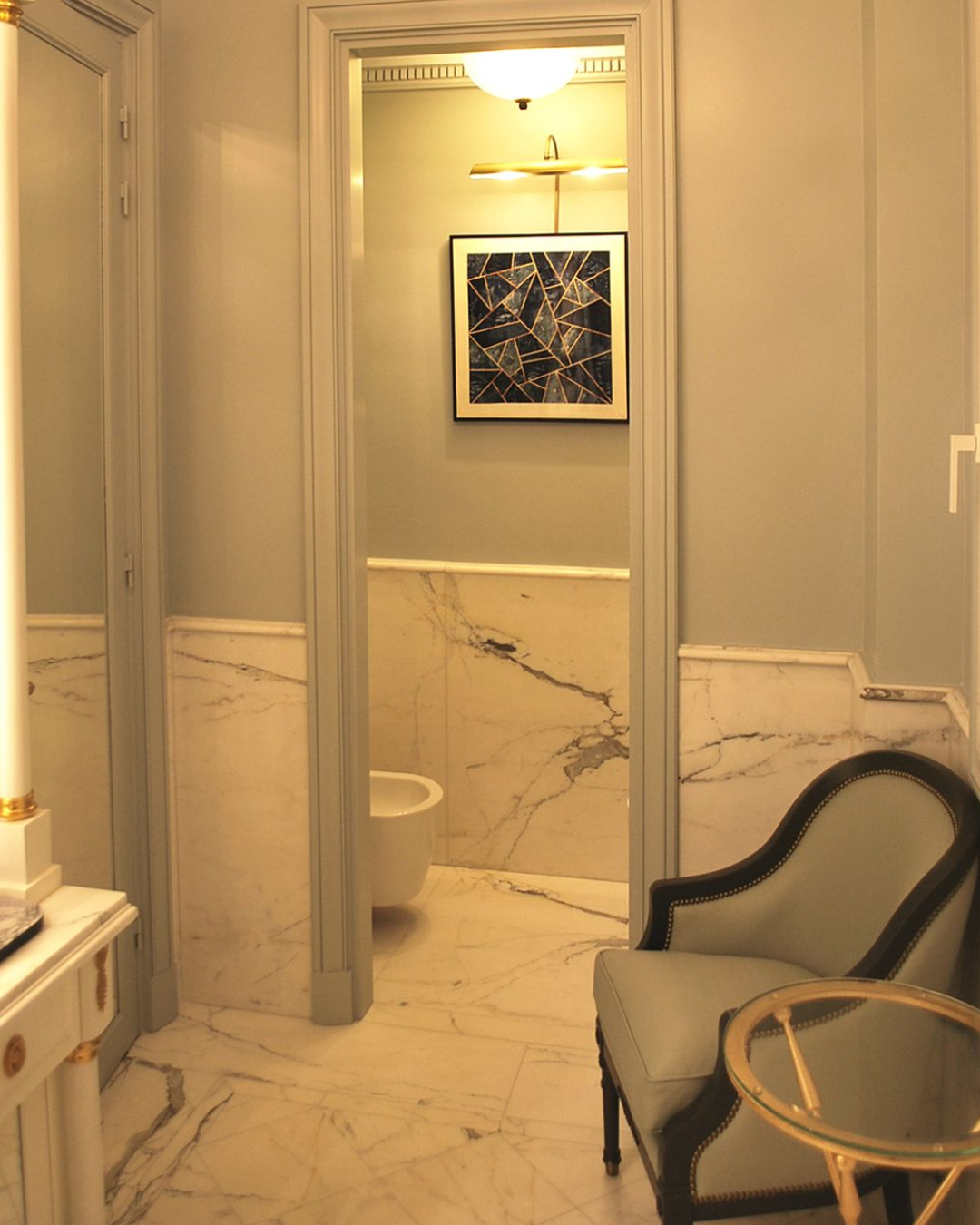 Rivestimento bagno marmo oro e bianco