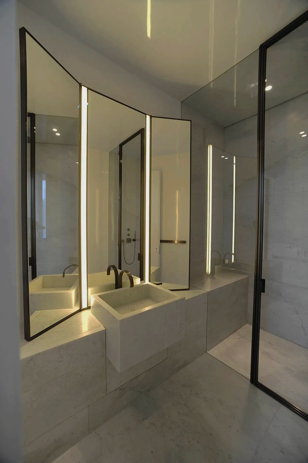 Bagno in marmo bianco di Carrara con lavabo scolpito a mano – Marmo Elite Srl