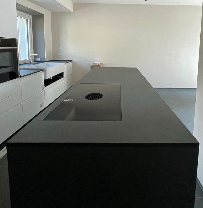 Piano cucina in nero assoluto