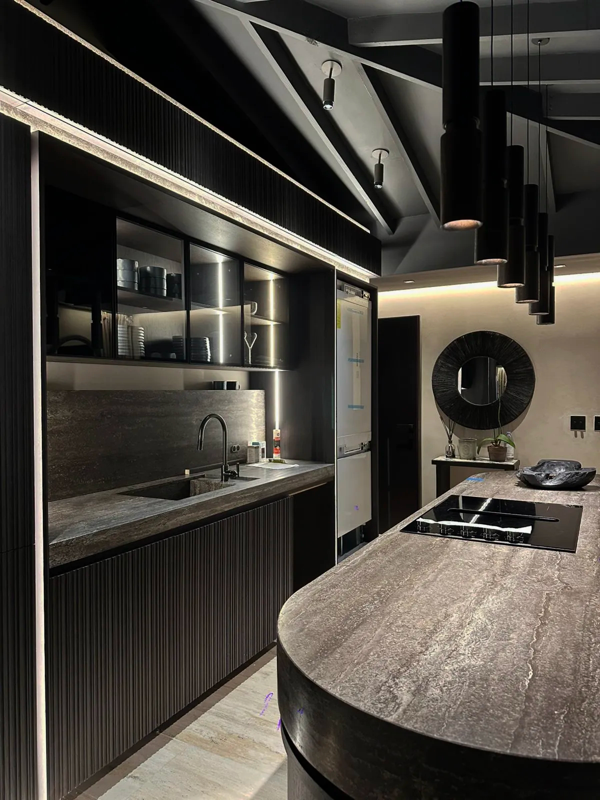 Cucina in marmo pregiato su misura con isola centrale – Marmo Elite Srl Carrara