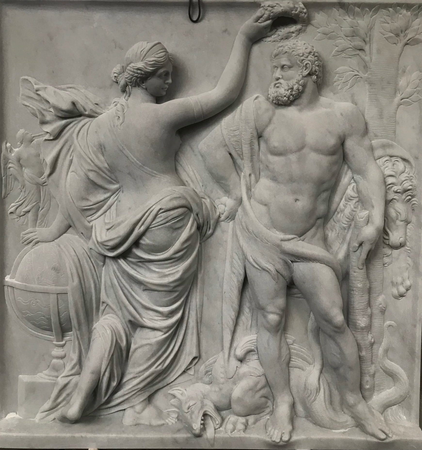 Bassorilievo in marmo bianco con figure classiche