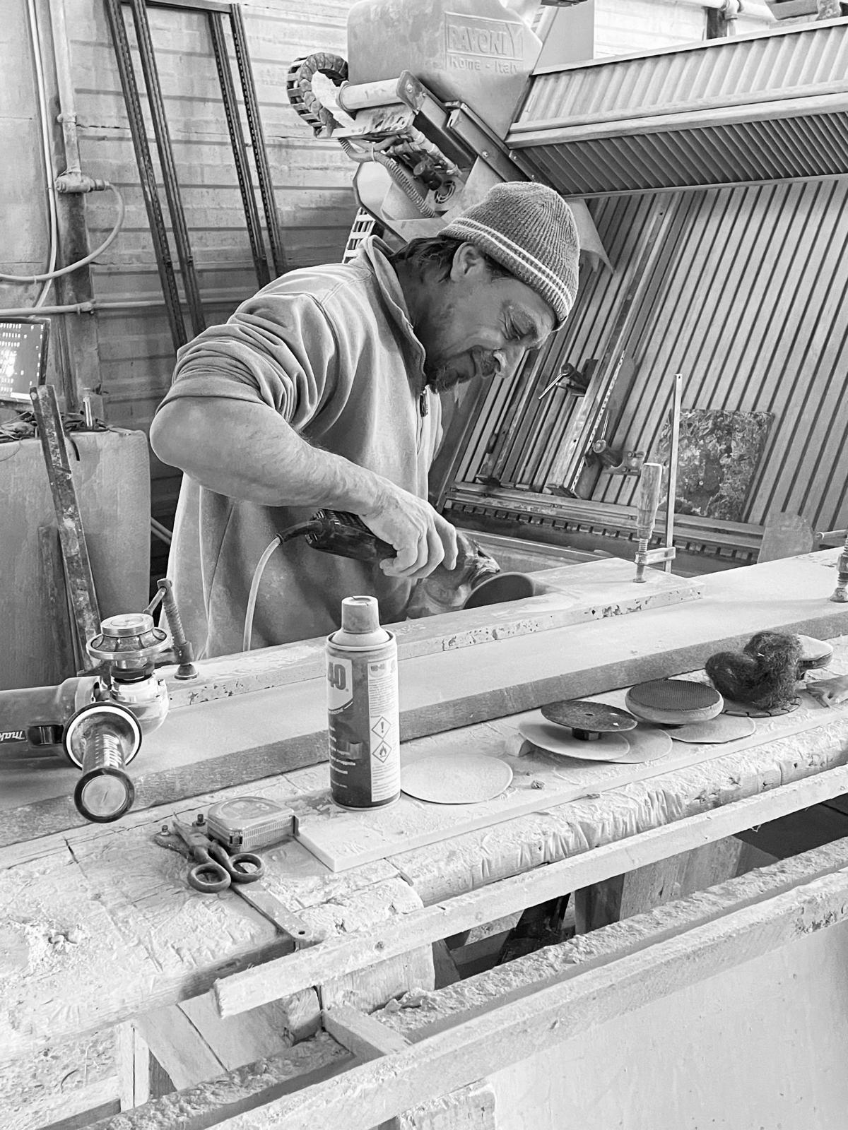 Maestro artigiano nella lavorazione manuale del marmo a Carrara