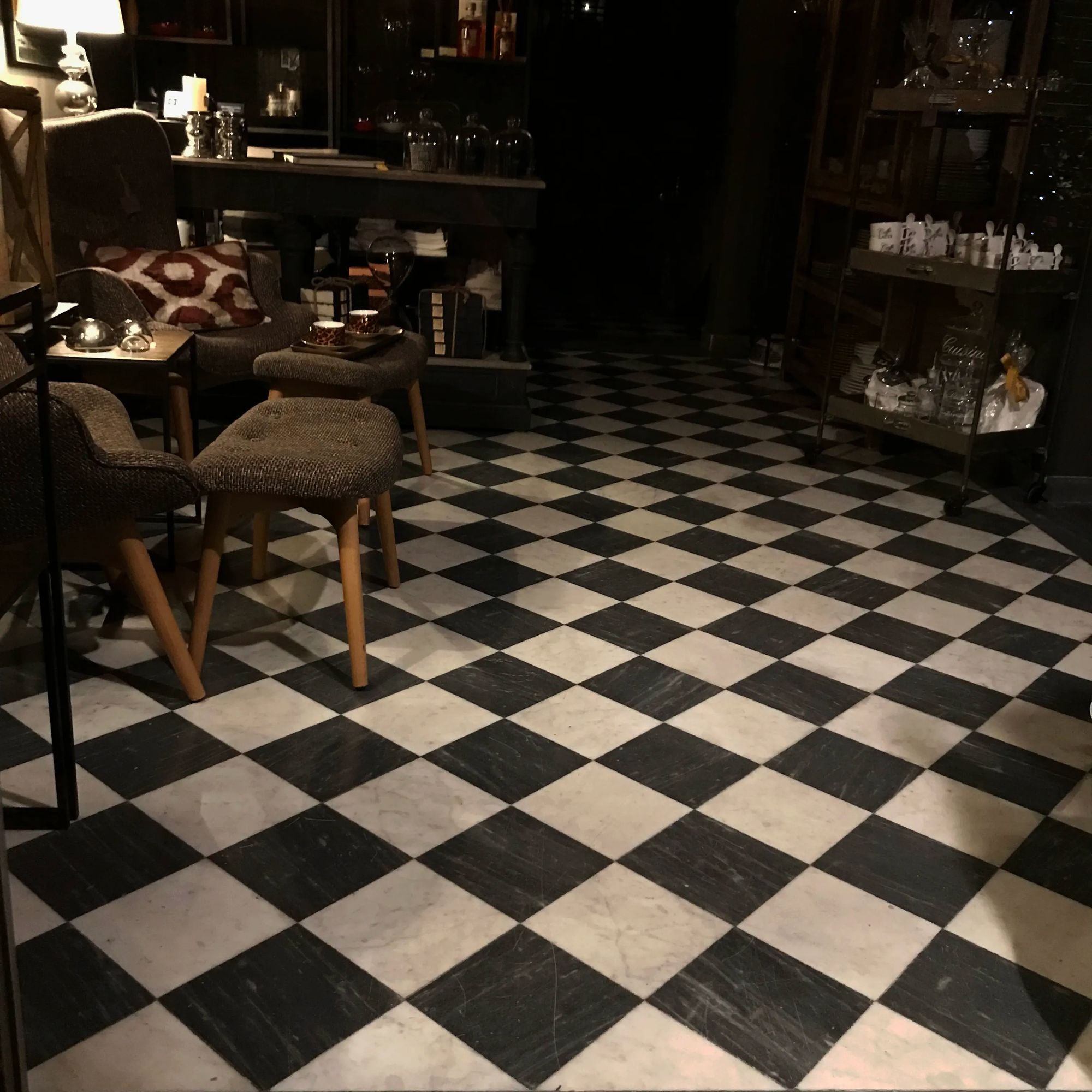 Pavimento in marmo bianco e nero posato a scacchiera