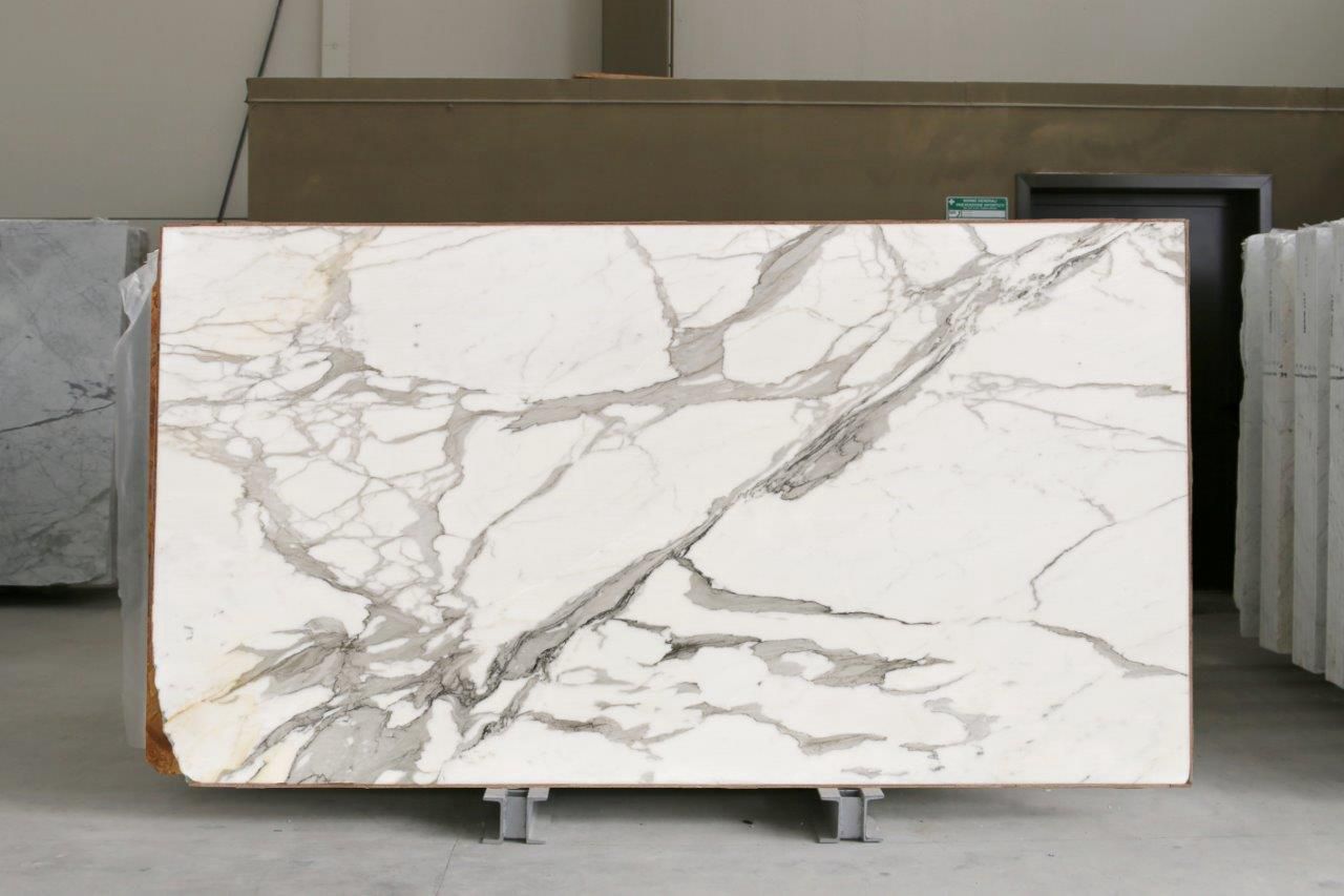 Lastra di marmo raro con venature naturali uniche selezionata nelle cave di Carrara – Marmo Elite Srl