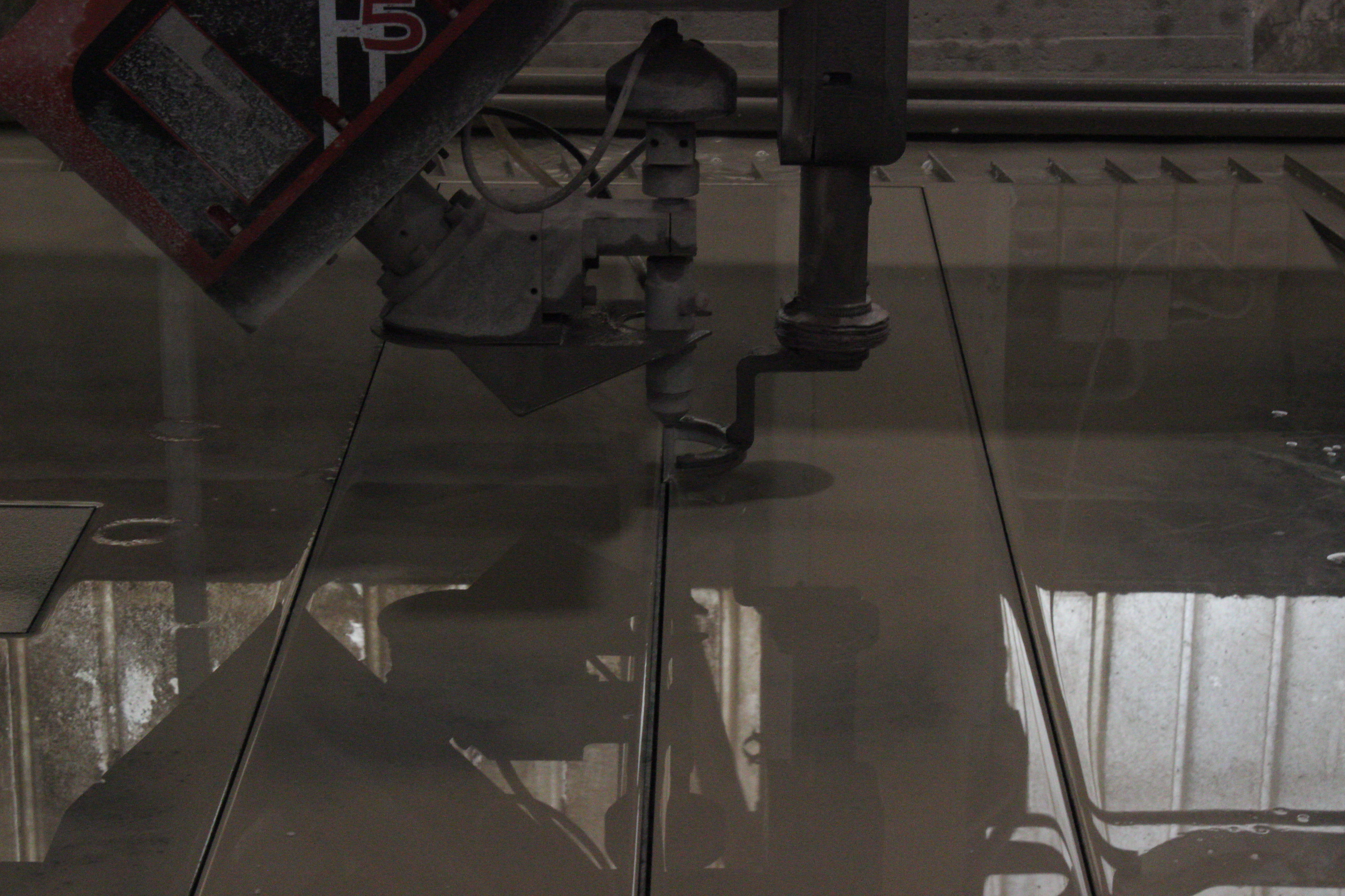 Taglio a getto d'acqua CNC su lastra di Orobico rosso - Laboratorio Marmo Elite